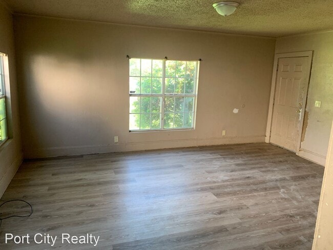 Building Photo - 3 br, 2 bath House - 3221 West College St.