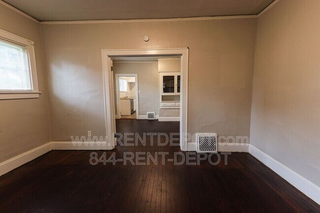 Building Photo - 737 E. Gum St.
