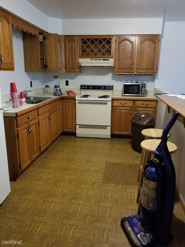 Building Photo - 1 br, 1 bath  - 27 W Front St # 29