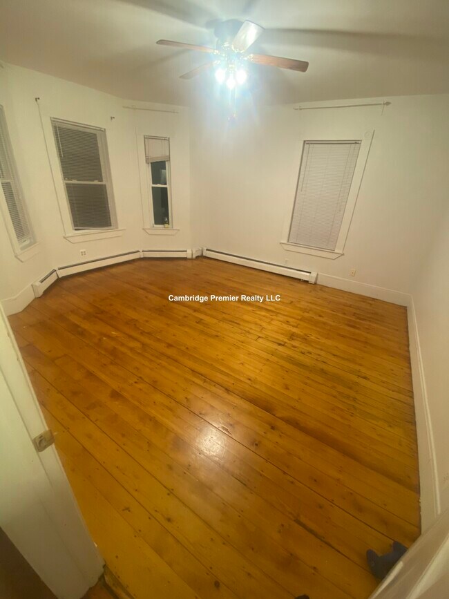 Building Photo - 180 Thorndike St