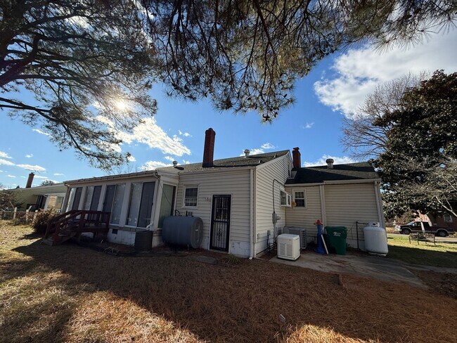 Foto del edificio - Large 3bed 1.5 bath ranch with 2 car garage $1895