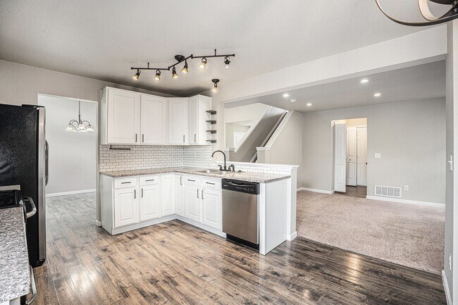 Foto del edificio - Spacious 4-Bedroom Home with Gourmet Kitch...