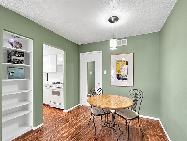 Foto del edificio - 7920 Rockwood Ln