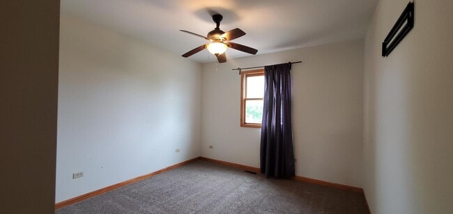 Building Photo - Joliet Corner Lot Three Bedroom Split Level