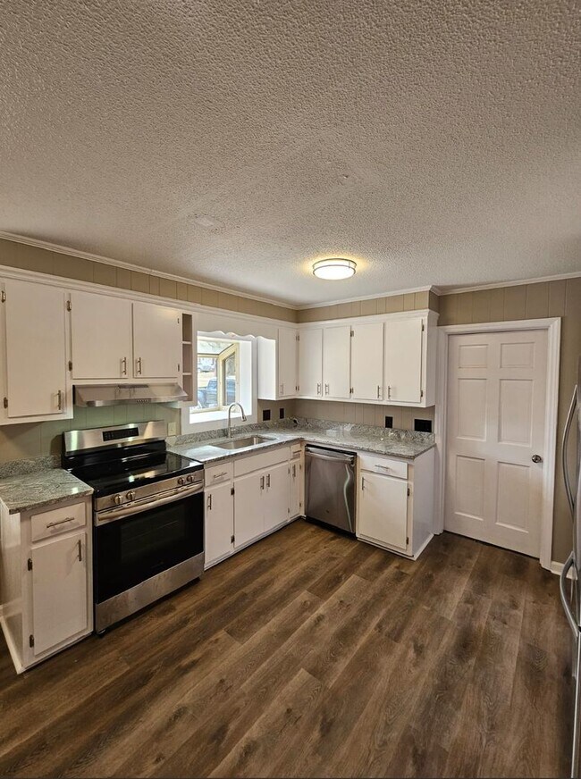 Building Photo - Newly updated 3 bedroom, 2 bath house in B...