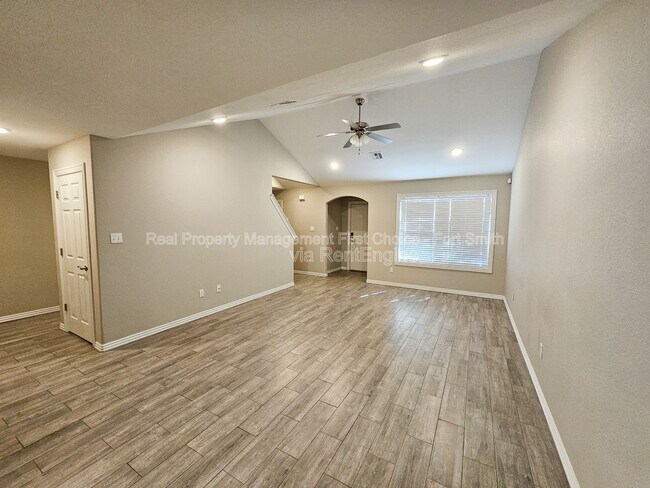 Foto del edificio - 6618 Leightyn Ln