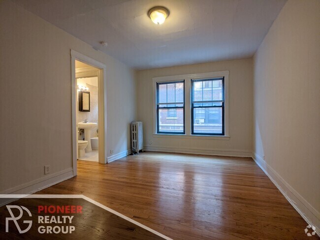 Building Photo - 534 W Cornelia Ave
