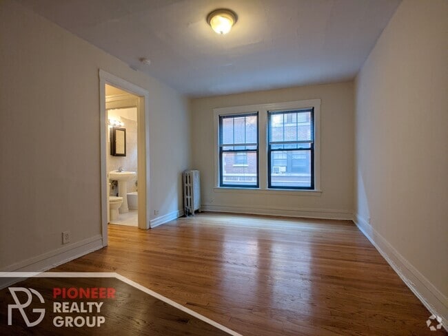 Building Photo - 534 W Cornelia Ave