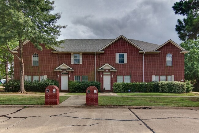 Building Photo - Townhome on Skyline Boulevard For Rent!