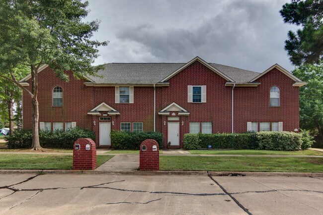 Foto del edificio - Townhome on Skyline Boulevard For Rent!