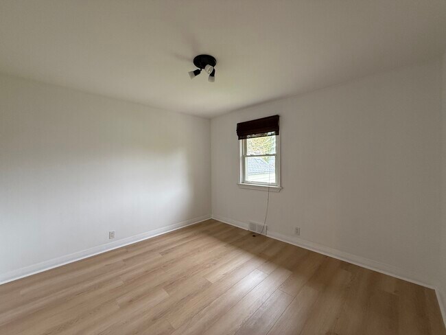 Photo du bâtiment - Beautiful 2 Bedroom + Den Main Floor Duplex in St Mary’s