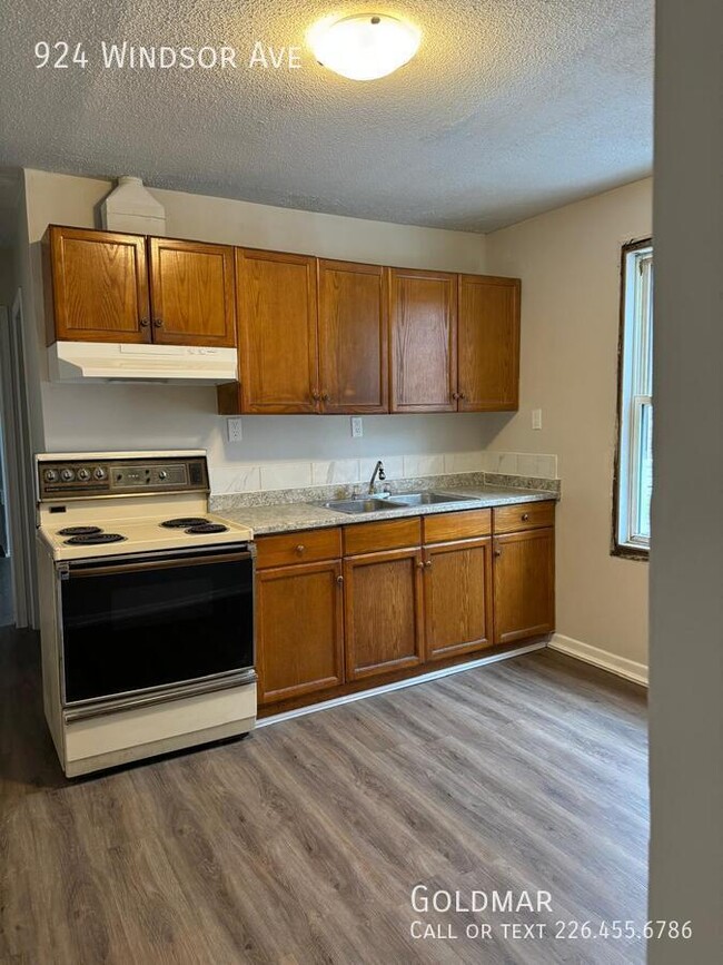 Building Photo - Large 1 bedroom unit available immediately