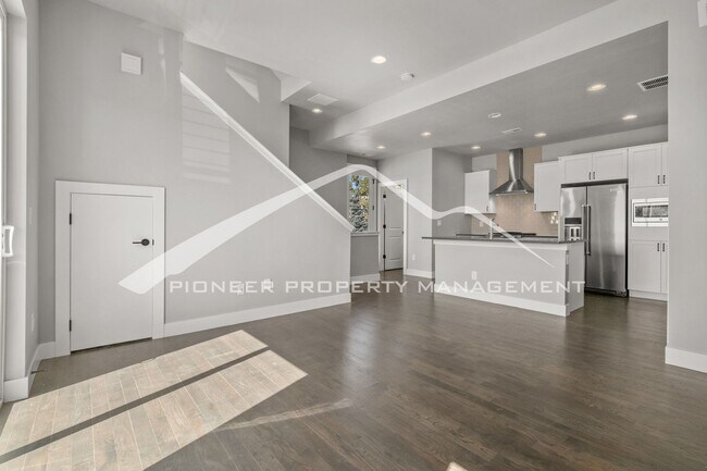 Foto del edificio - Fantastic Townhome with Rooftop Balcony an...