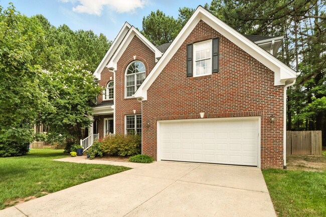 Building Photo - Beautiful 5 bedroom home with fenced in ya...
