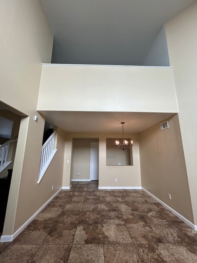 Vaulted high ceilings - 4889 Wheelhouse Dr