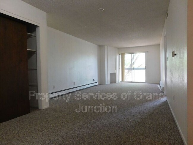 Building Photo - 3146 Lakeside Drive