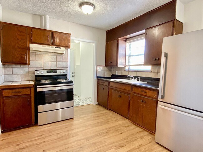 Building Photo - Newly Remodeled 2 Bed, 1 Bath Apt in Near ...
