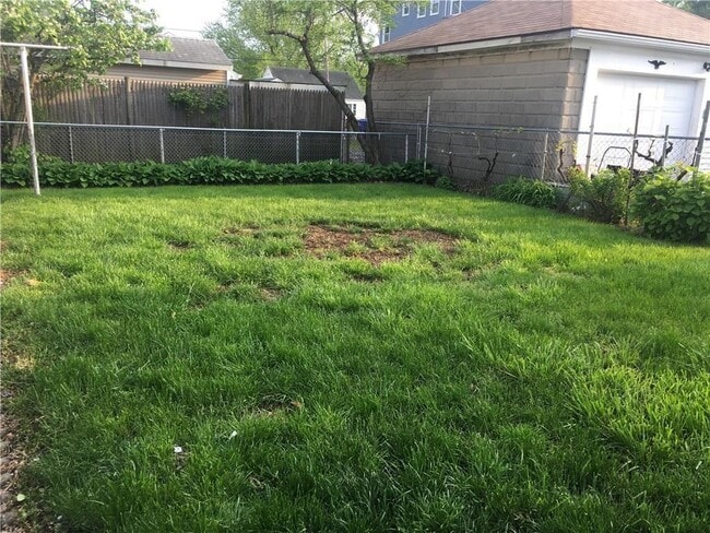 Building Photo - 113 Hunts Ave