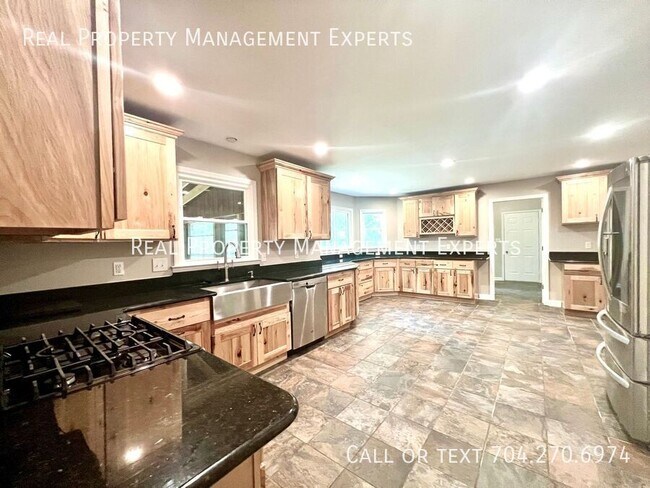 Foto del edificio - 9024 Highland Creek Pkwy