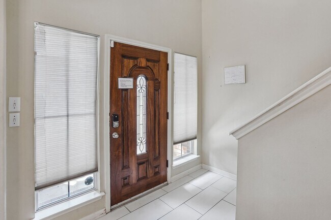 Building Photo - 4 Bedroom/2.5 Bath Crescent Point Subdivision