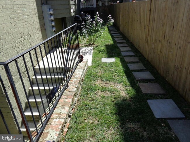 Foto del edificio - 907 Webster St NW