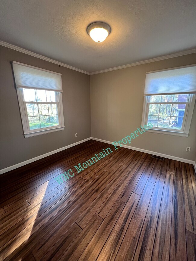 Foto del edificio - 247 Pleasant Meadow Ln