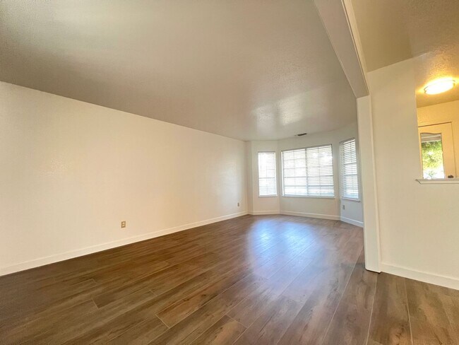 Foto del edificio - 1342 Kingswood Dr