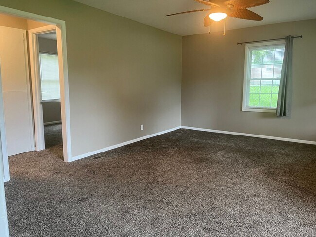Building Photo - EXTREMELY WELL KEEP HOME SITTING ON 1/2 AC...