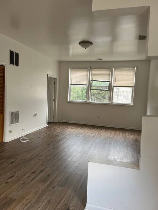 Building Photo - 2567 S Emerald Ave