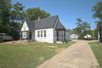 Building Photo - 615 E Xyler St