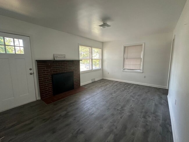 Building Photo - One Level Brick House Near University of L...