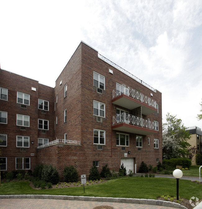 20 Chapel Pl, Great Neck, NY 11021 - Apartments in Great Neck, NY ...