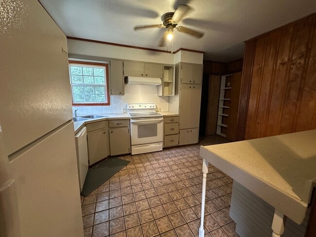 Building Photo - Available July 1st***Welcome to this charming 4-bedroom, 2-bathroom home located in the heart of ...