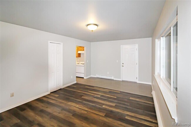 Foto del edificio - 24024 Hall Rd