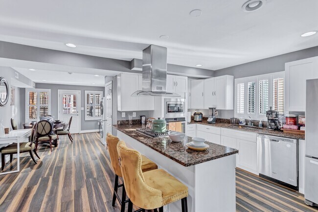 Cocina completamente amueblada - 4909 Fitch Pl NE