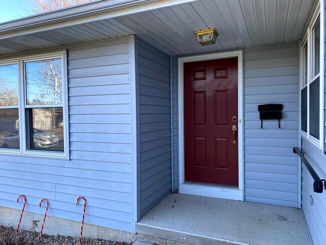 Front porch to unit - 613 E Glover St