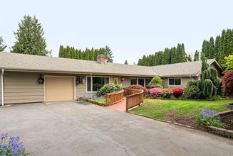Building Photo - 1536 Maple Ln