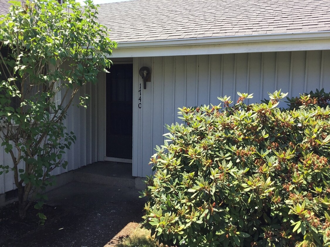 2 Bedroom, 1 Bath Home in Cal Young Neighborhood - 2 Bedroom, 1 Bath Home in Cal Young Neighborhood