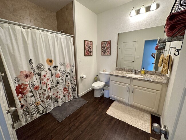 Foto del edificio - GORGEOUS 2 BEDROOM CARRIAGE HOME IN THE STUNNING BANNING LEWIS RANCH NEIGHBORHOOD!!!!!!