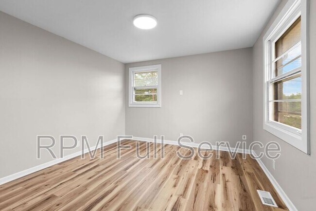 Foto del edificio - 895 W Sharpe Avenue