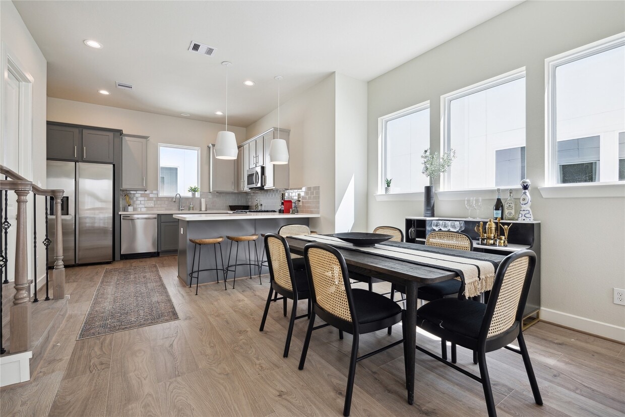 Building Photo - 137 Eastwood St