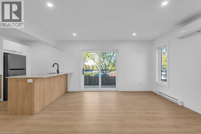 Building Photo - 215 Raglan St