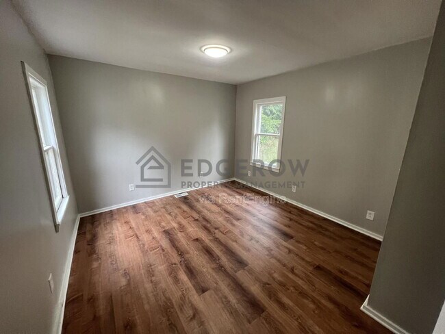 Foto del edificio - 298 McLaughlin Ave