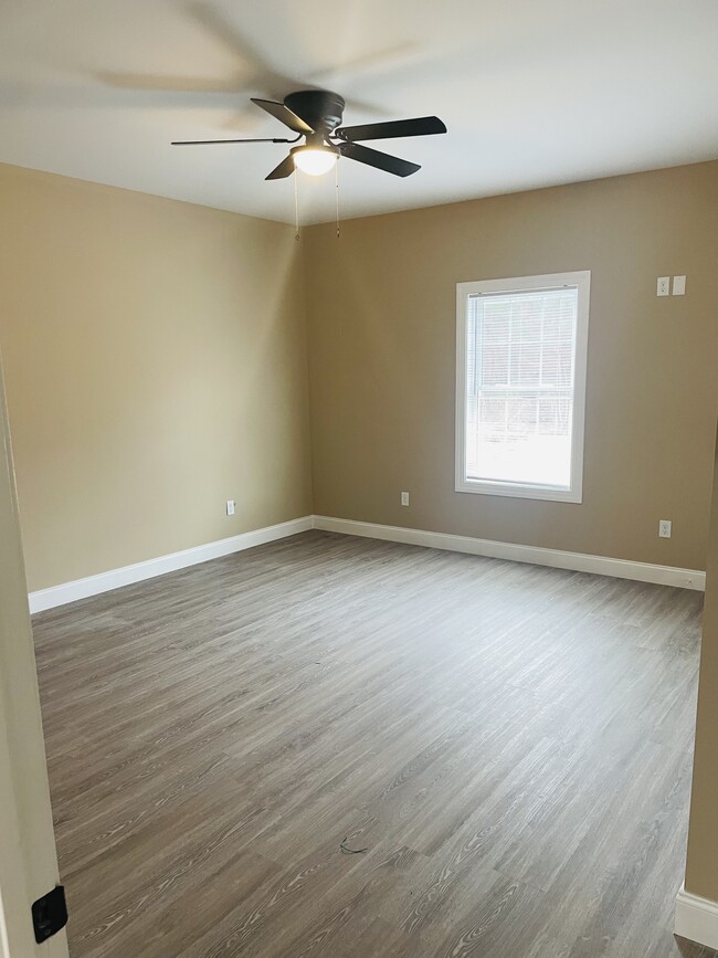 Building Photo - 235 Fairway Dr