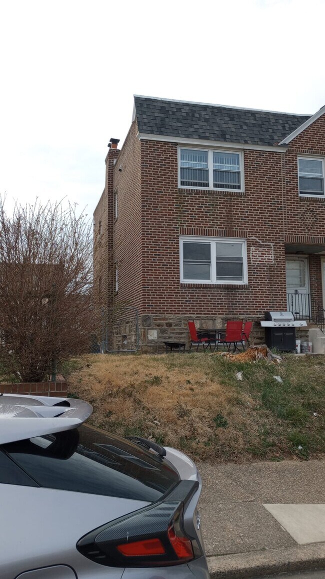Outside View - 8340 Alma St