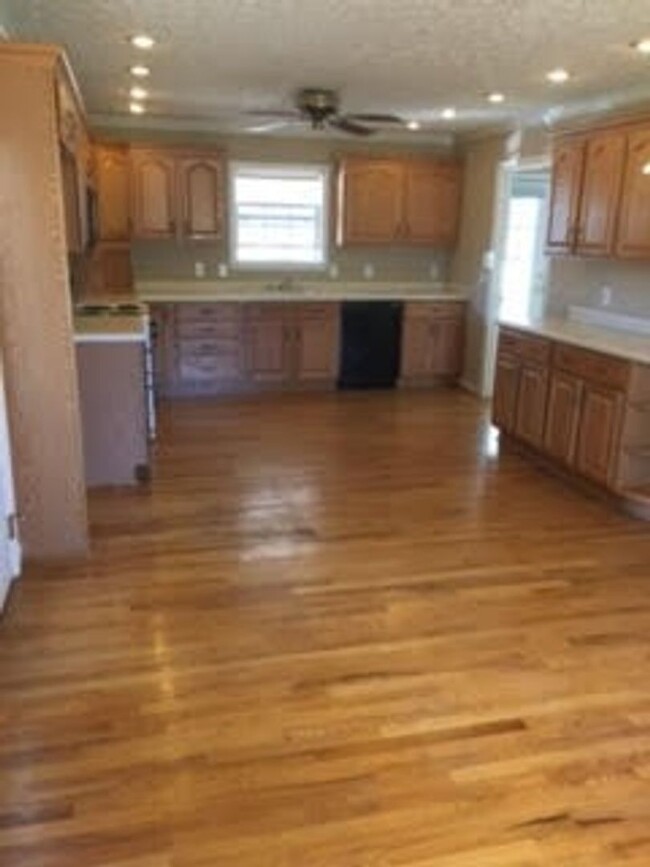 Building Photo - For Lease - 3 bed, 2 bath, 1900sqft, 3 acr...
