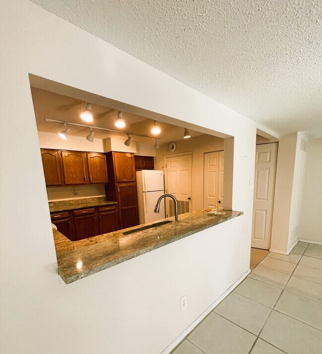 Foto del edificio - Ladue Schools - Spacious 2B/2B CONDO in Br...