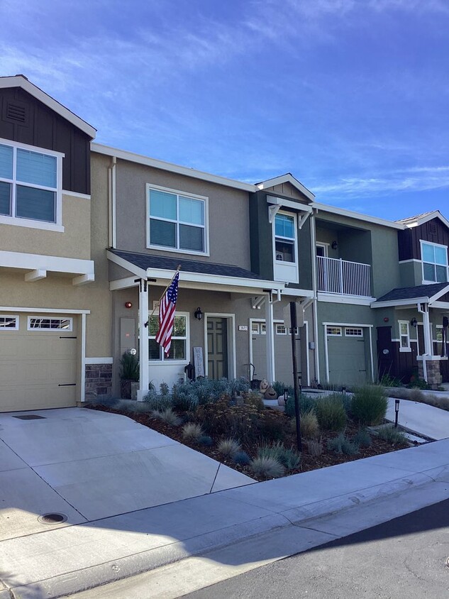 Foto principal - 3/2.5 Move in ready in Rocklin