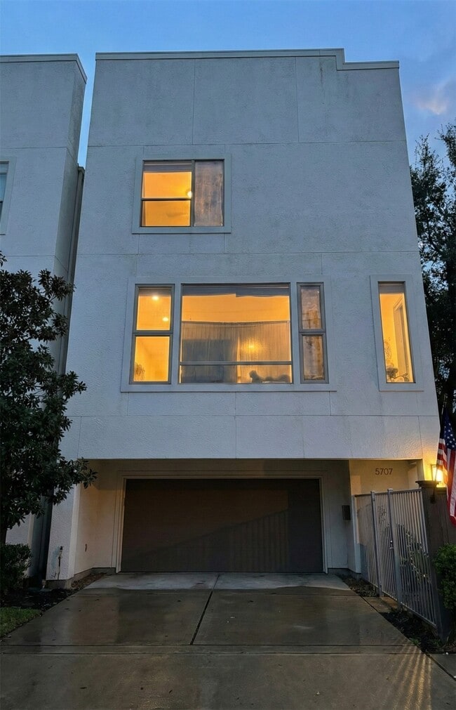 Building Photo - 5707 Schuler St