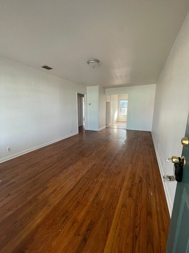 Foto del edificio - 1/2 off first months rent-Cute 2/1 duplex-...